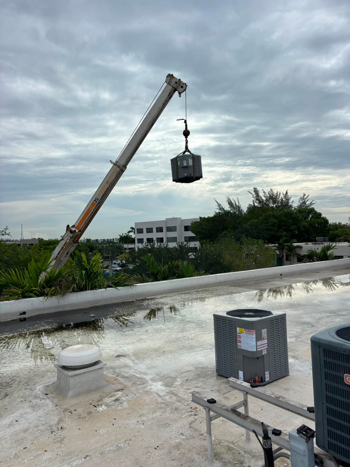 Grúa instalando unidad comercial